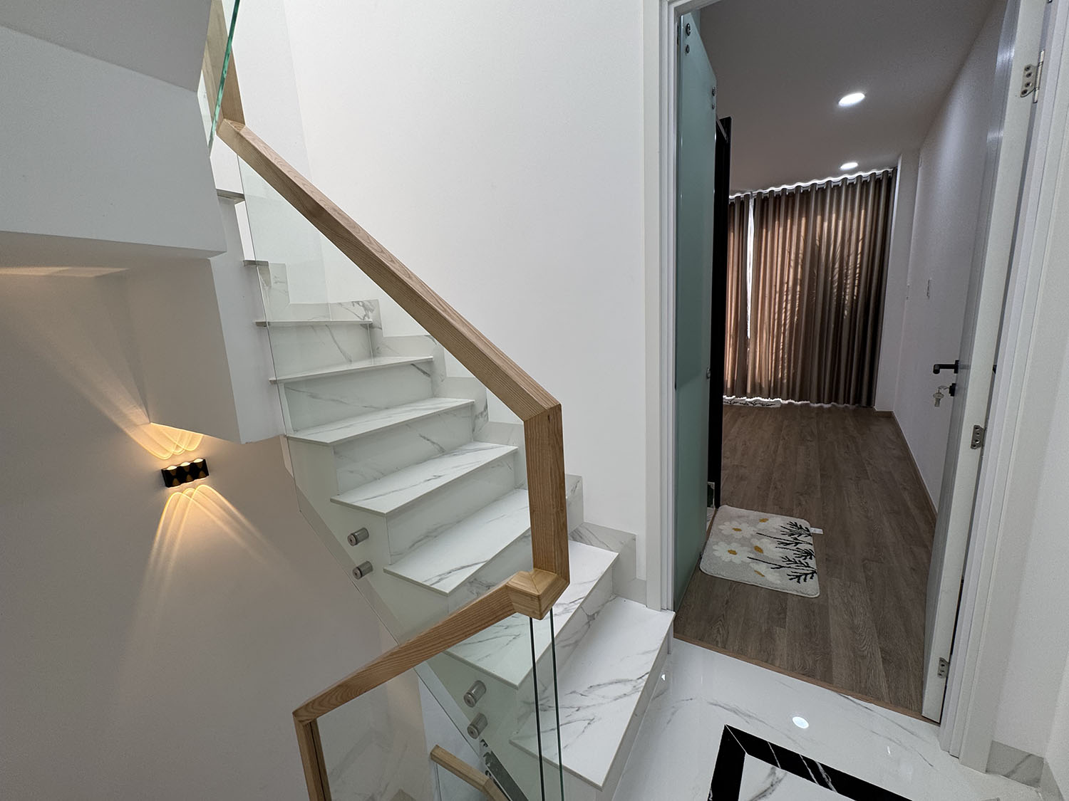 Tuyệt phẩm Nhà Phố 2 lầu full nội thất cao cấp hẻm 2 xe hơi 7 chỗ tránh nhau khu VIP Đặng Văn Ngữ
